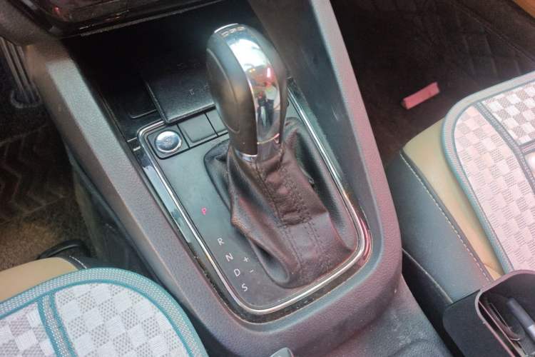 Used Volkswagen Sagitar 2015 230TSI Automatic Comfort Version Gear Lever