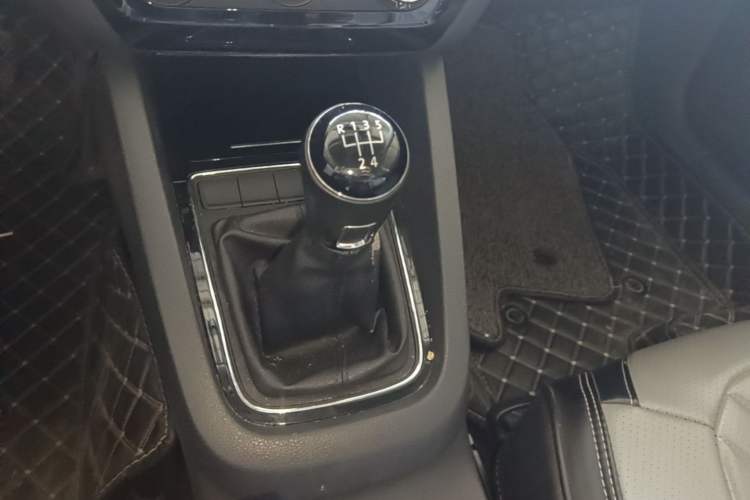 Used Volkswagen Sagitar 2015 1.6L Manual Comfort Model Gear Lever
