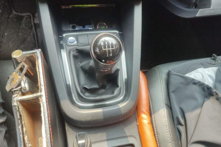 Used Volkswagen Sagitar 2015 230TSI Manual Luxury Edition Gear Lever