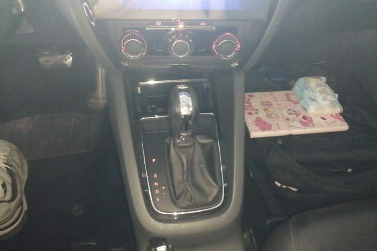 Used Volkswagen Sagitar 2015 230TSI Automatic Comfort Version Gear Lever