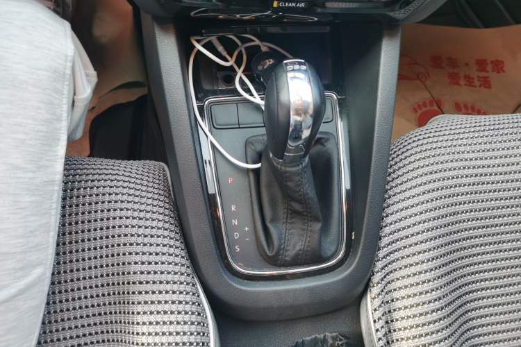 Used Volkswagen Sagitar 2015 230TSI Automatic Comfort Version Gear Lever