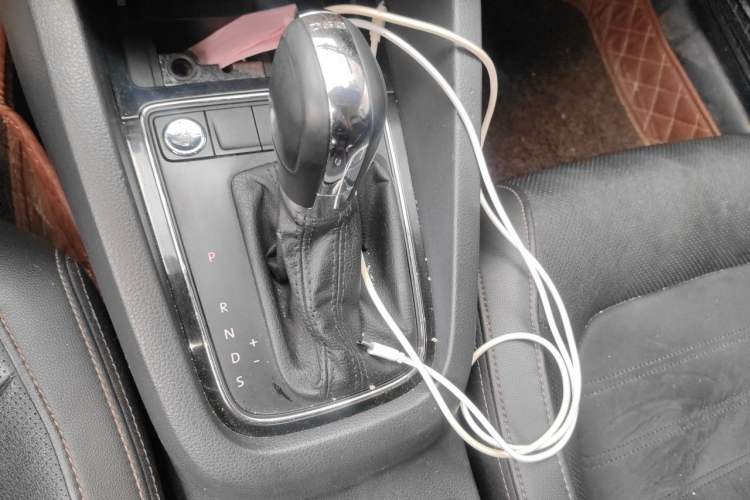 Used Volkswagen Sagitar 2015 230TSI Automatic Luxury Model Gear Lever