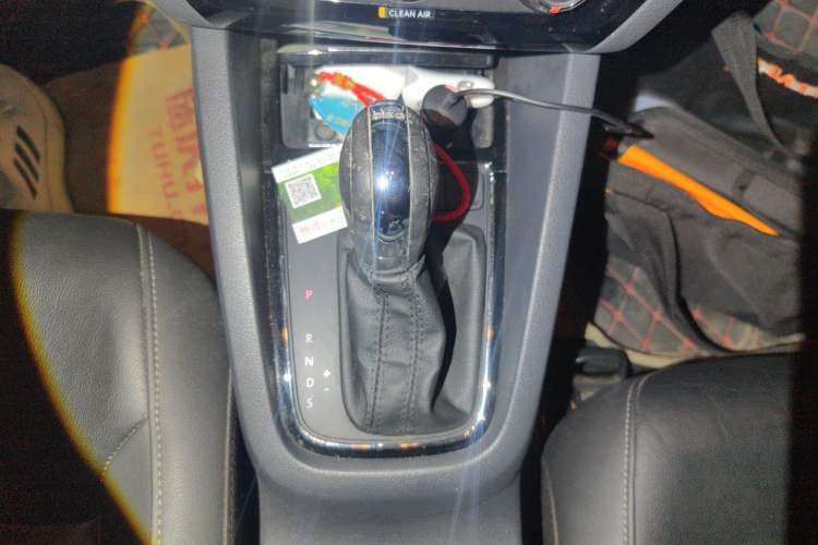 Used Volkswagen Sagitar 2015 230TSI Automatic Comfort Version Gear Lever