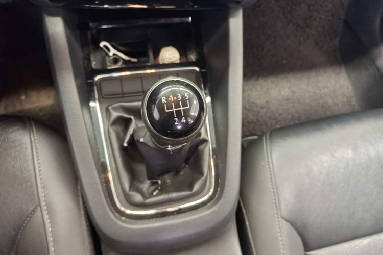 Used Volkswagen Sagitar 2015 1.6L Manual Comfort Model Gear Lever