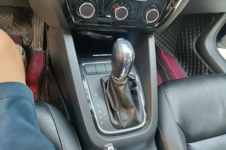 Used Volkswagen Sagitar 2015 1.6L Automatic Comfort Model Gear Lever