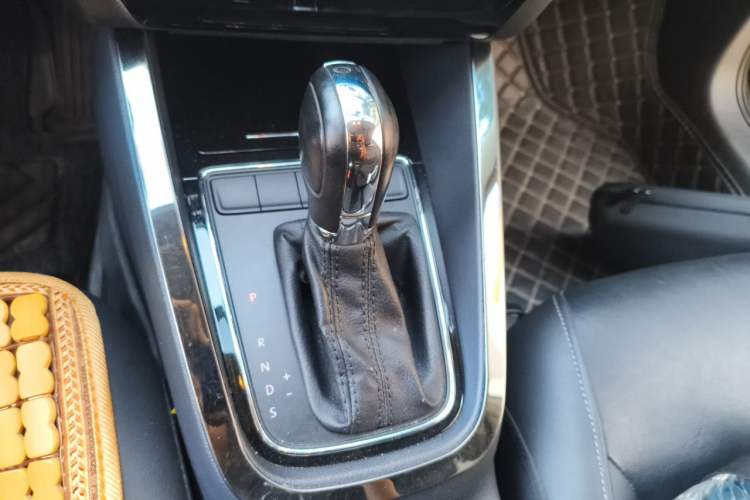Used Volkswagen Sagitar 2015 1.6L Automatic Comfort Model Gear Lever