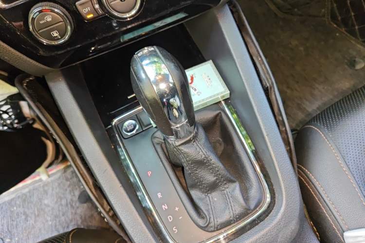 Used Volkswagen Sagitar 2015 230TSI Automatic Luxury Model Gear Lever