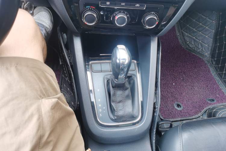 Used Volkswagen Sagitar 2015 230TSI Automatic Comfort Version Gear Lever