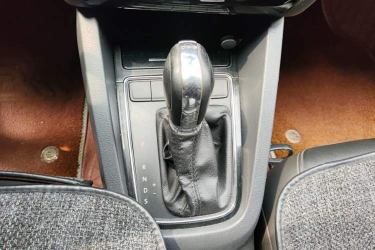 Used Volkswagen Sagitar 2015 230TSI Automatic Comfort Version Gear Lever