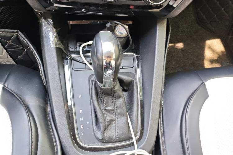 Used Volkswagen Sagitar 2015 1.6L Automatic Comfort Model Gear Lever