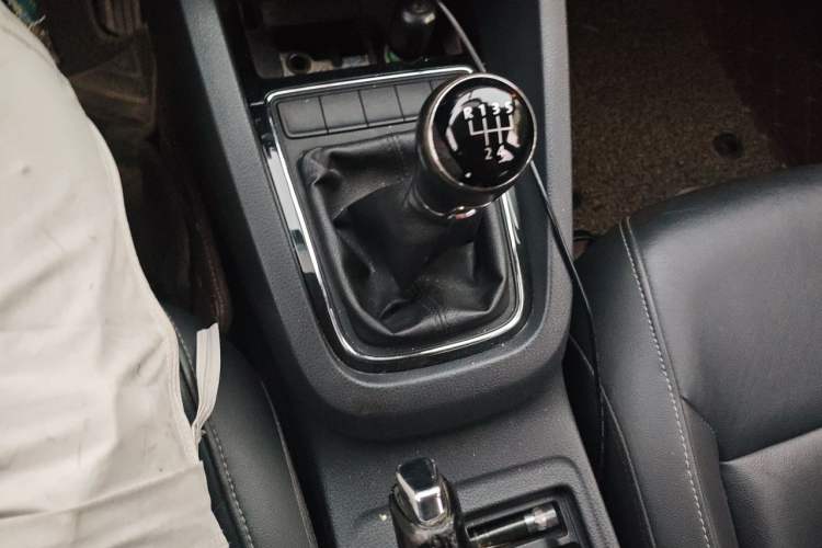 Used Volkswagen Sagitar 2015 1.6L Manual Comfort Model Gear Lever
