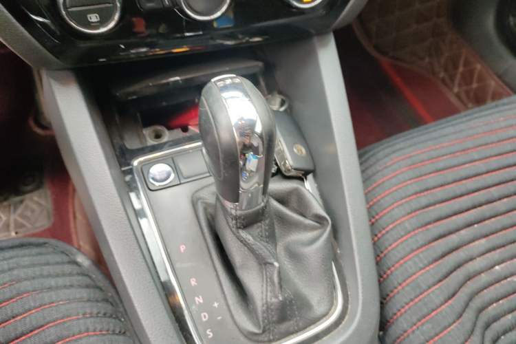 Used Volkswagen Sagitar 2015 230TSI Automatic Luxury Model Gear Lever
