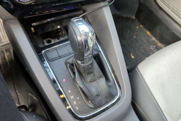 Used Volkswagen Sagitar 2015 230TSI Automatic Comfort Version Gear Lever