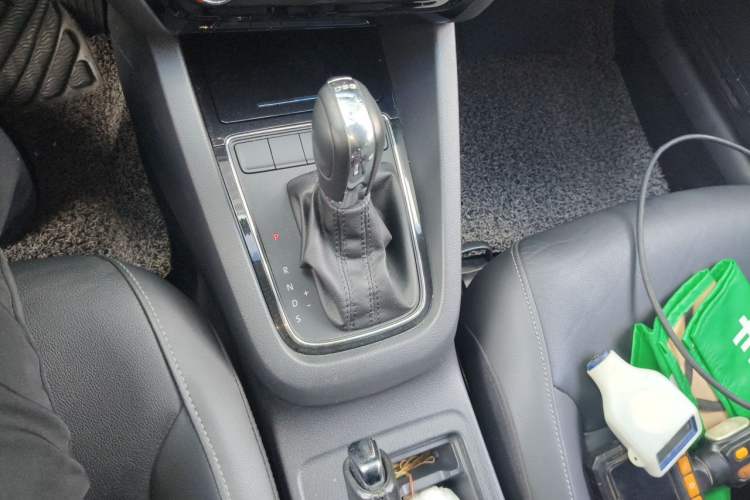 Used Volkswagen Sagitar 2015 230TSI Automatic Comfort Version Gear Lever