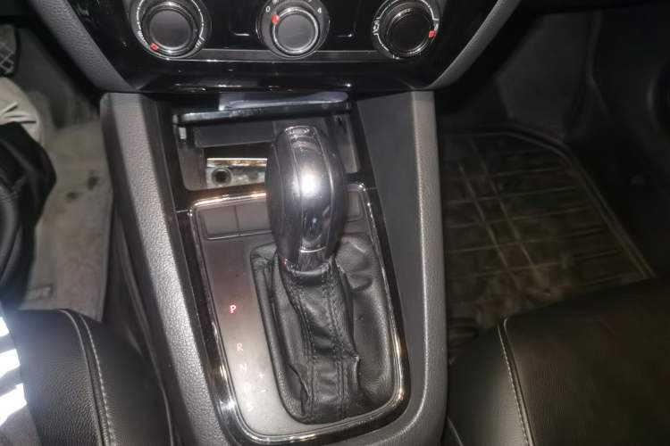 Used Volkswagen Sagitar 2015 1.6L Automatic Comfort Model Gear Lever