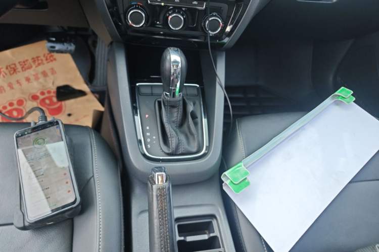 Used Volkswagen Sagitar 2015 1.6L Automatic Comfort Model Gear Lever