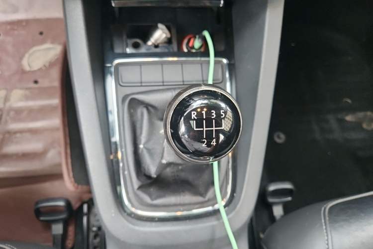 Used Volkswagen Sagitar 2015 1.6L Manual Comfort Model Gear Lever