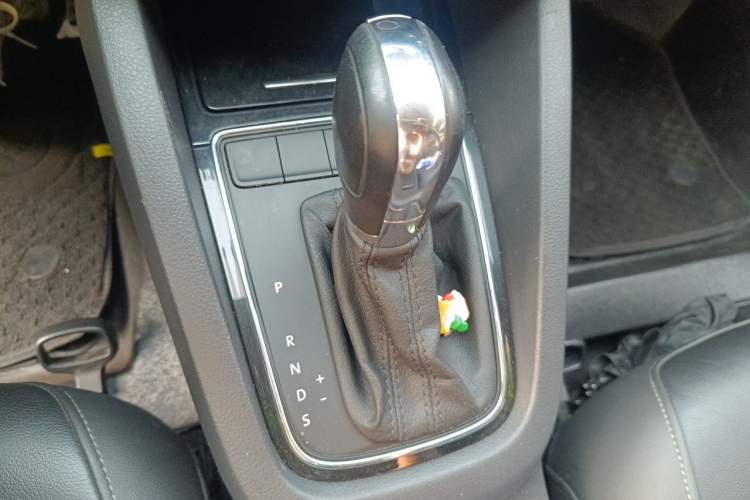 Used Volkswagen Sagitar 2015 1.6L Automatic Comfort Model Gear Lever