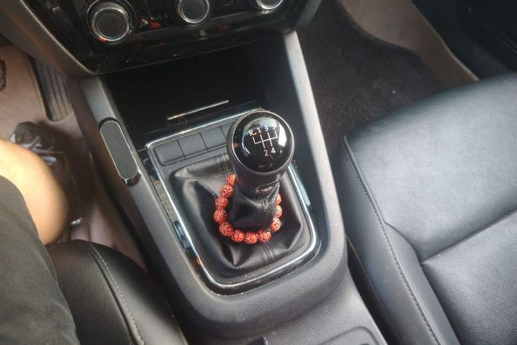 Used Volkswagen Sagitar 2015 1.6L Manual Comfort Model Gear Lever