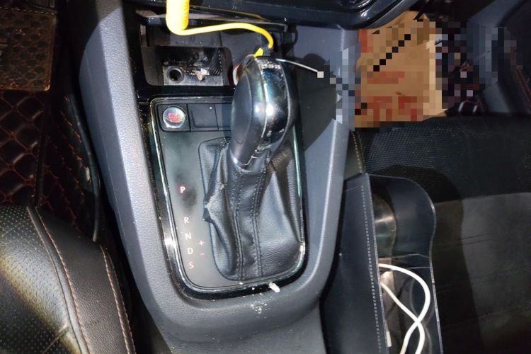 Used Volkswagen Sagitar 2015 230TSI Automatic Luxury Model Gear Lever