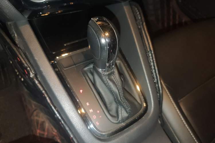 Used Volkswagen Sagitar 2015 1.6L Automatic Comfort Model Gear Lever
