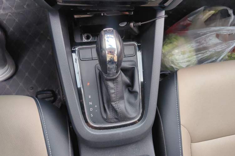 Used Volkswagen Sagitar 2015 1.6L Automatic Comfort Model Gear Lever