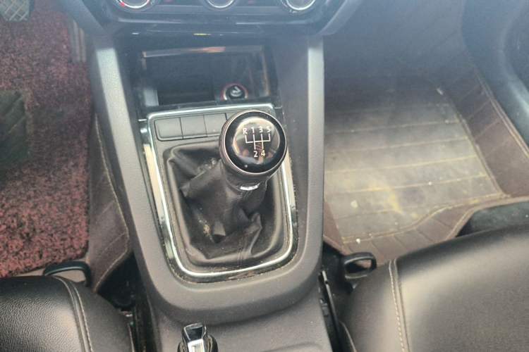 Used Volkswagen Sagitar 2015 1.6L Manual Comfort Model Gear Lever