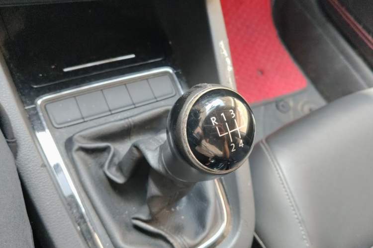 Used Volkswagen Sagitar 2015 1.6L Manual Comfort Model Gear Lever