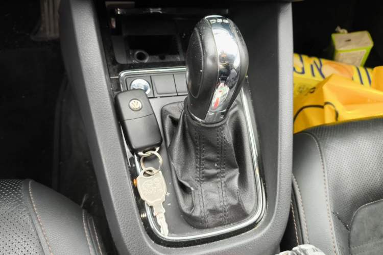 Used Volkswagen Sagitar 2015 230TSI Automatic Luxury Model Gear Lever
