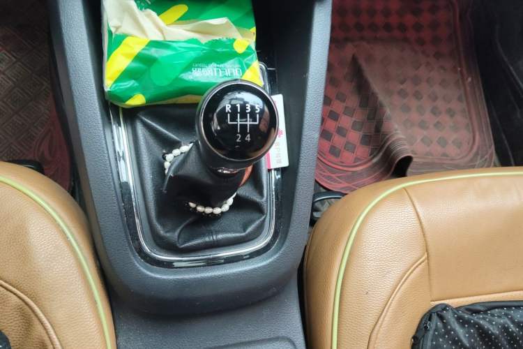 Used Volkswagen Sagitar 2015 1.6L Manual Comfort Model Gear Lever