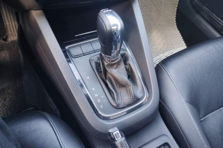 Used Volkswagen Sagitar 2015 230TSI Automatic Comfort Version Gear Lever