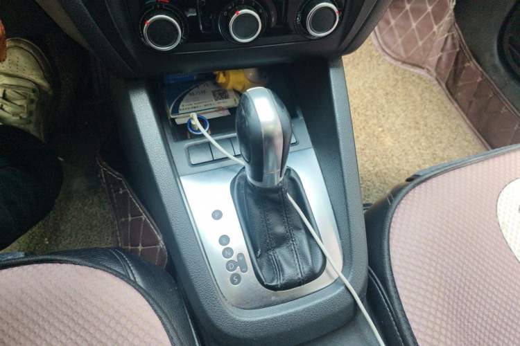 Used Volkswagen Sagitar 2015 1.6L Automatic Comfort Model Gear Lever