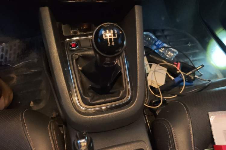 Used Volkswagen Sagitar 2015 230TSI Manual Luxury Edition Gear Lever