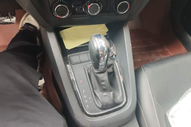 Used Volkswagen Sagitar 2015 1.6L Automatic Comfort Model Gear Lever