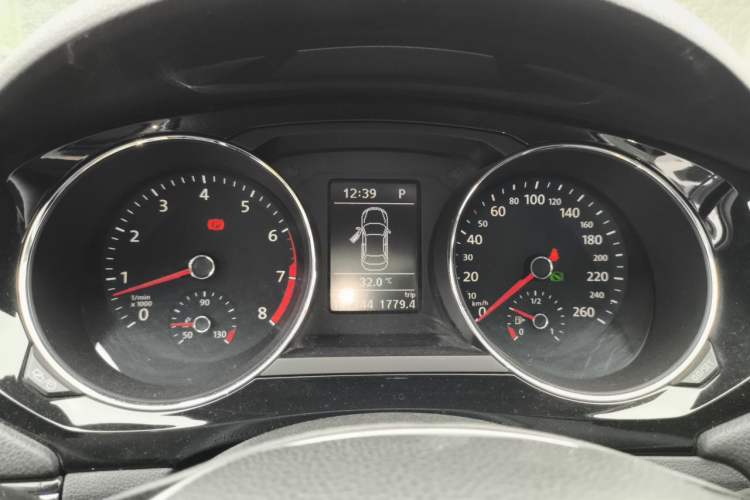 Used Volkswagen Sagitar 2015 230TSI Automatic Luxury Model Instrument Cluster