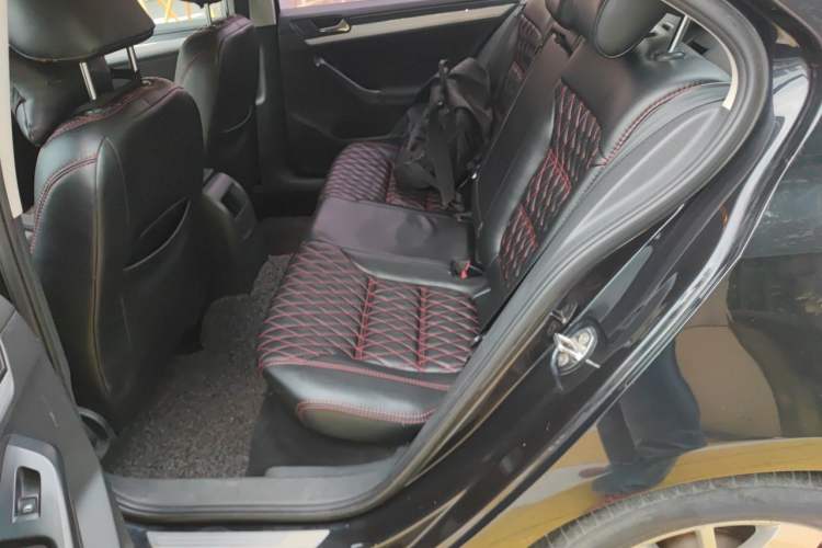 Used Volkswagen Sagitar 2015 1.6L Manual Fashion Edition Interior 4