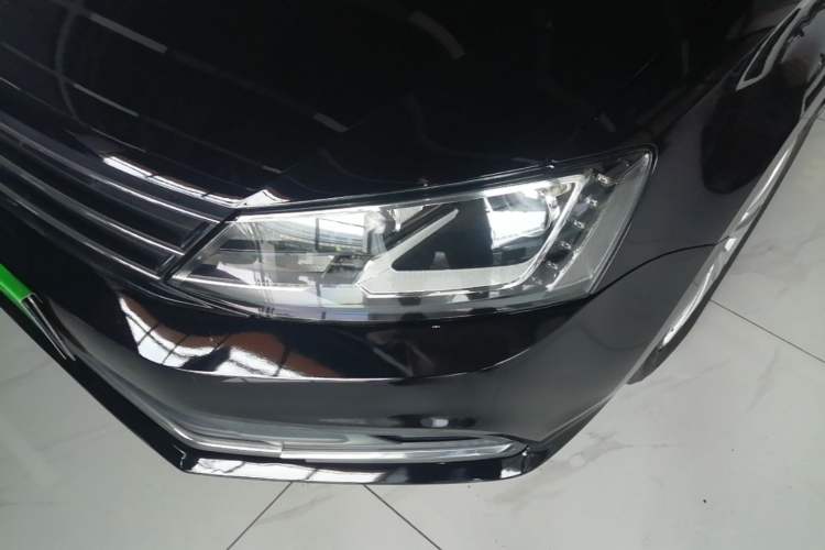Used Volkswagen Sagitar 2015 230TSI Automatic Comfort Version Left Front Headlight