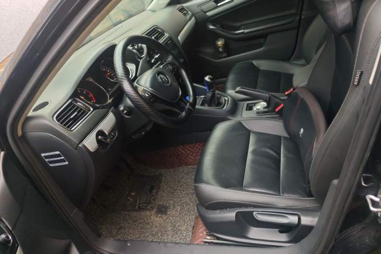 Used Volkswagen Sagitar 2015 1.6L Manual Comfort Model Left Front Seat