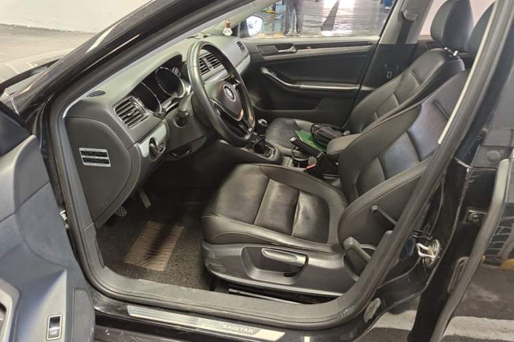 Used Volkswagen Sagitar 2015 1.6L Manual Comfort Model Left Front Seat