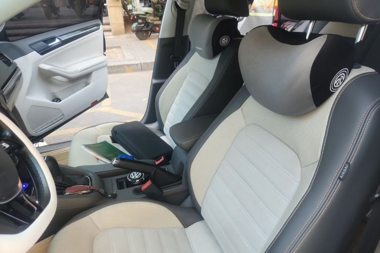 Used Volkswagen Sagitar 2015 230TSI Automatic Luxury Model Left Front Seat