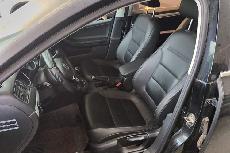 Used Volkswagen Sagitar 2015 1.6L Manual Comfort Model Left Front Seat