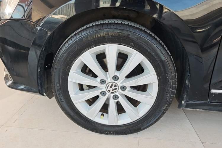 Used Volkswagen Sagitar 2015 1.6L Manual Comfort Model Left Front Wheel Hub