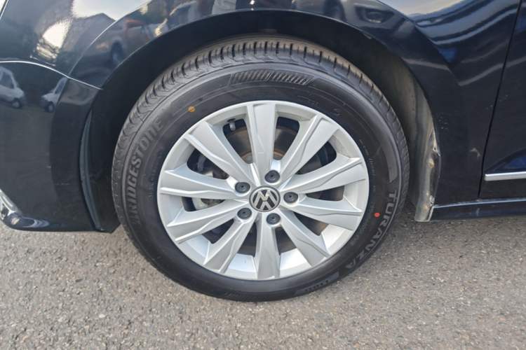 Used Volkswagen Sagitar 2015 1.6L Automatic Comfort Model Left Front Wheel Hub