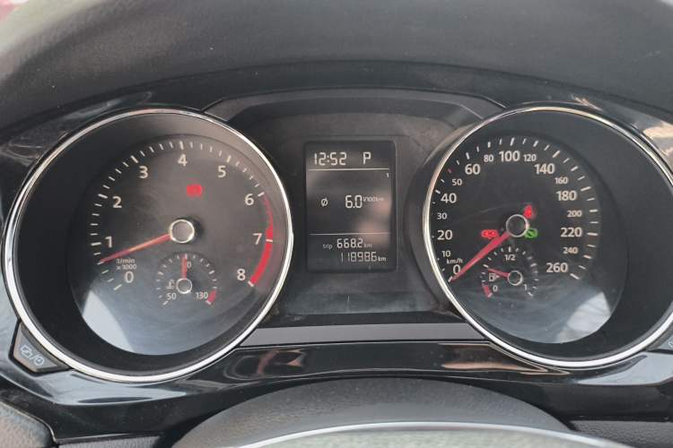 Used Volkswagen Sagitar 2015 230TSI Automatic Comfort Version Odometer Close Up