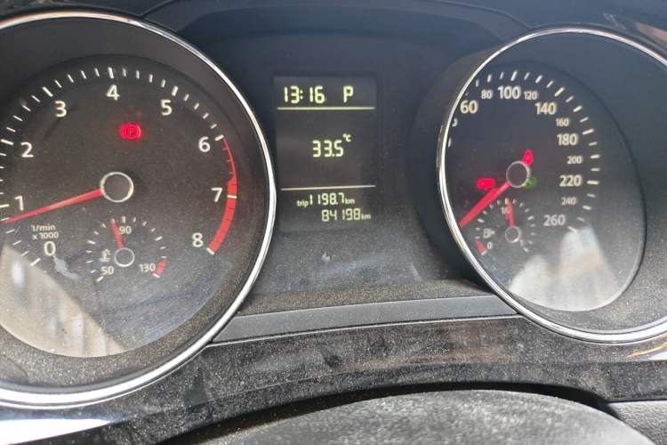 Used Volkswagen Sagitar 2015 230TSI Automatic Comfort Version Odometer Close Up