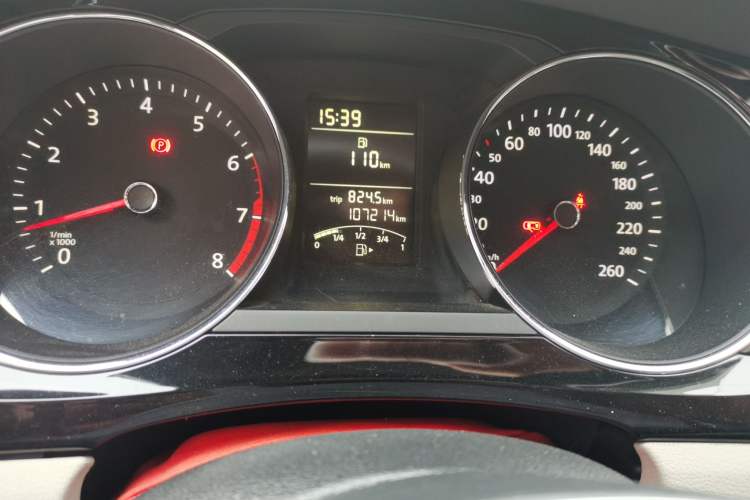 Used Volkswagen Sagitar 2015 1.6L Manual Comfort Model Odometer Close Up
