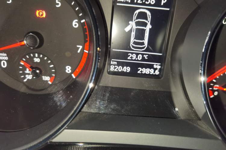 Used Volkswagen Sagitar 2015 230TSI Automatic Luxury Model Odometer Close Up