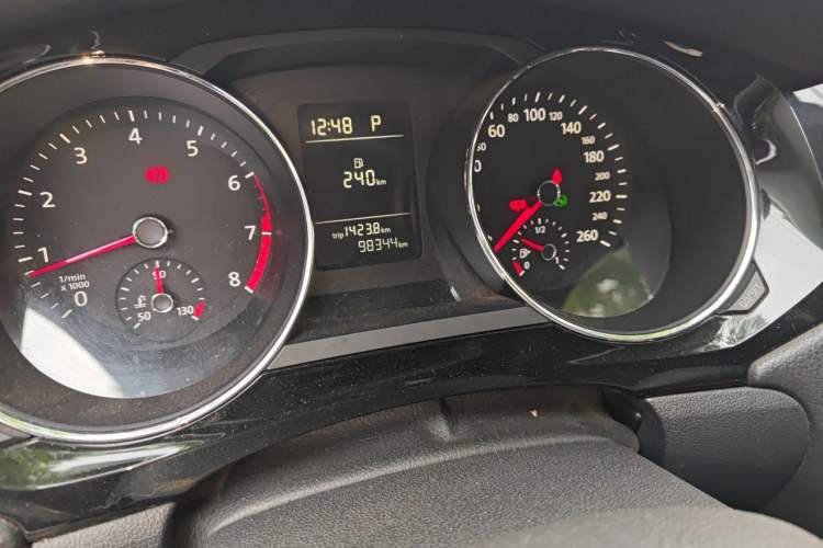 Used Volkswagen Sagitar 2015 230TSI Automatic Comfort Version Odometer Close Up