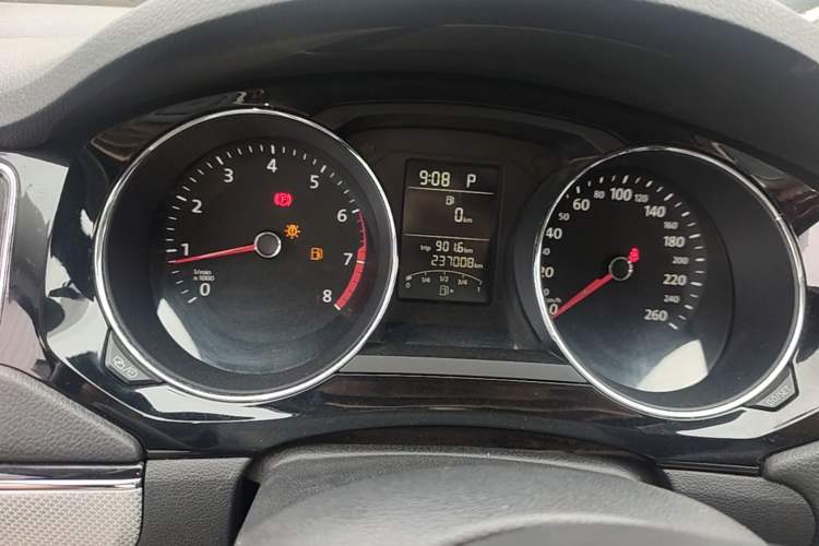 Used Volkswagen Sagitar 2015 1.6L Automatic Comfort Model Odometer Close Up