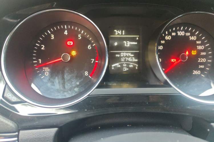 Used Volkswagen Sagitar 2015 1.6L Manual Comfort Model Odometer Close Up